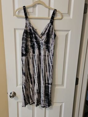 Romeo & Juliet Couture Black and White Tie-Dye V-Neck Midi Slip Dress